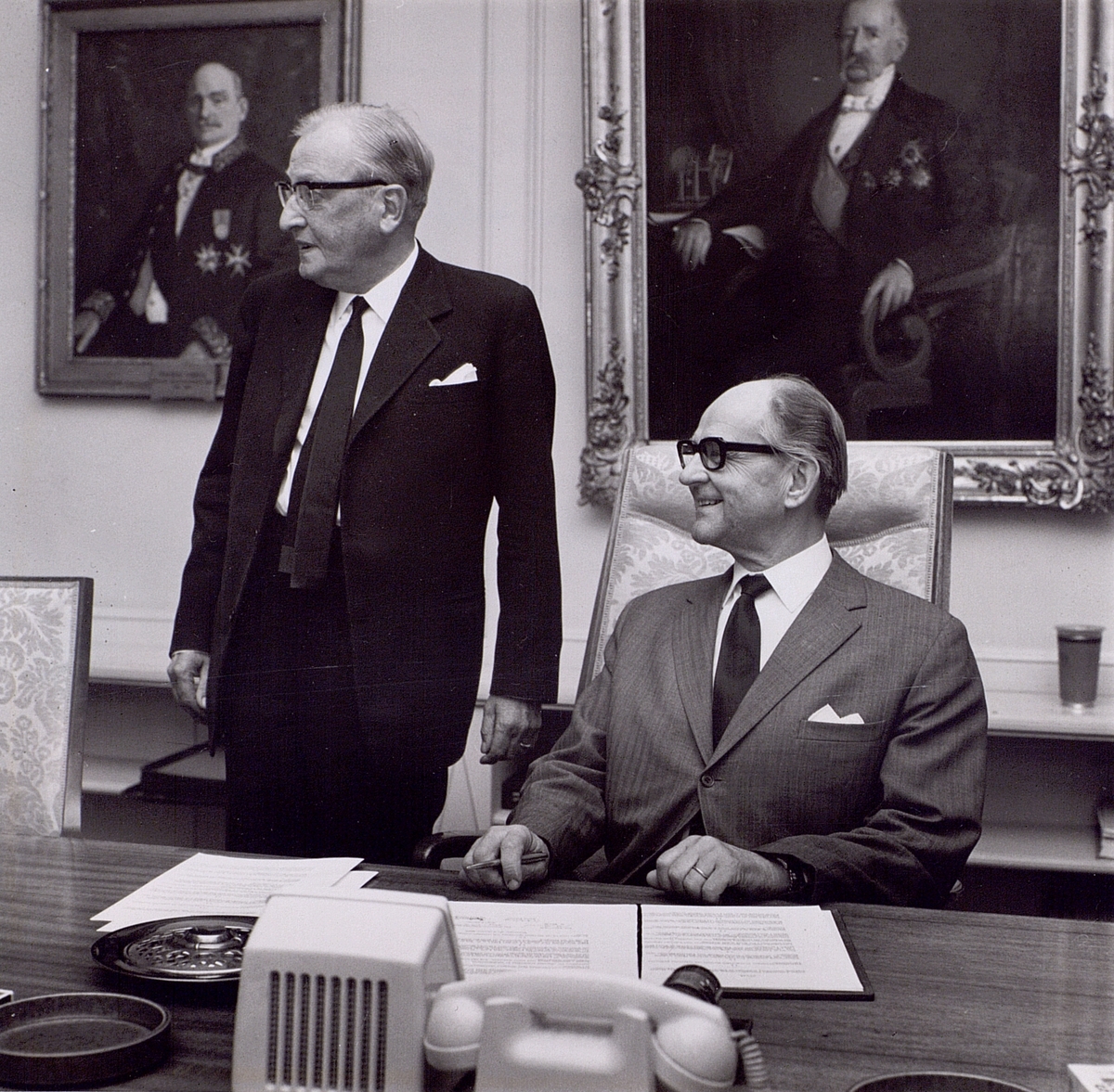 Avtal om Telemuseums samgående med Tekniska Museet undertecknas den 3/10 1968. Direktör H. Edström och generaldirektör B. Bjurel.