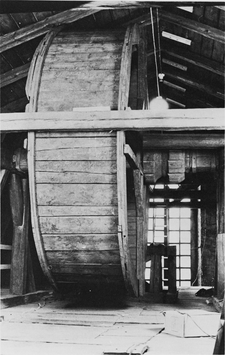 Tramphjulet på Storkyrkans vind från 1520. >>