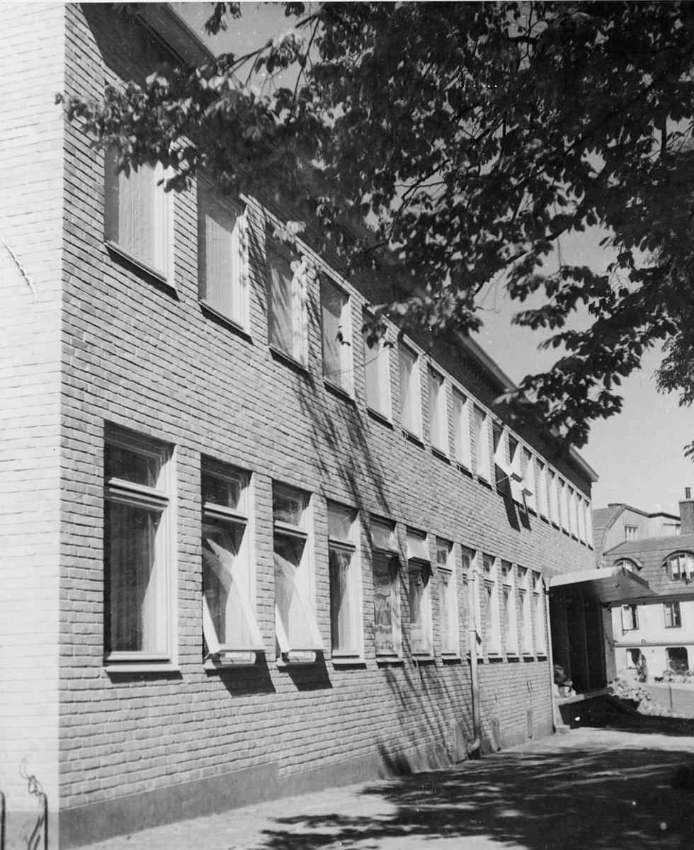 Karlskrona, postkontor.  Färdigbyggt sommaren 1944.  Konstverket "Noaks ark" har senare satts upp ovanför dörren t.h.