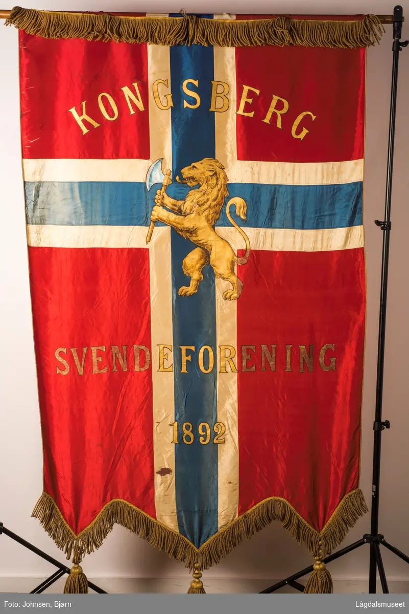 Norsk flagg med løve