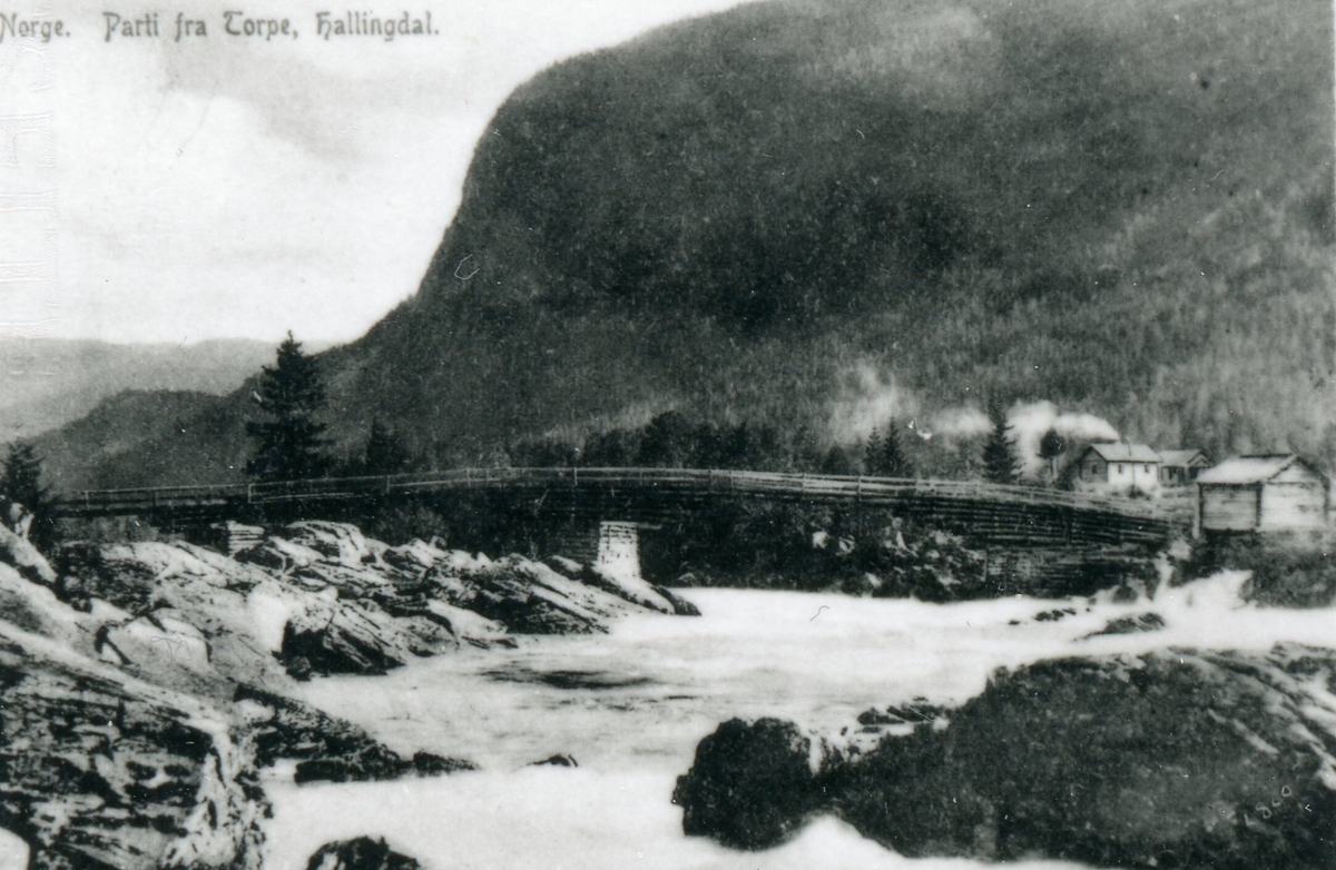 Torpo før 1890 med den gamle brua 
Økslenuten i bakgrunnen.