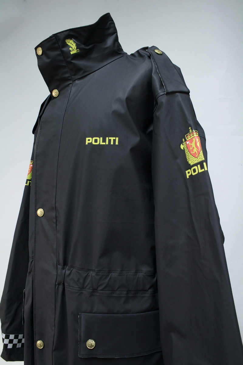 Regnjakke, politiuniform, Modell 1995, ubrukt

Medfølgende merknad: MC dress skal ha kryssbandolær og refleks i livet (rundt hele)