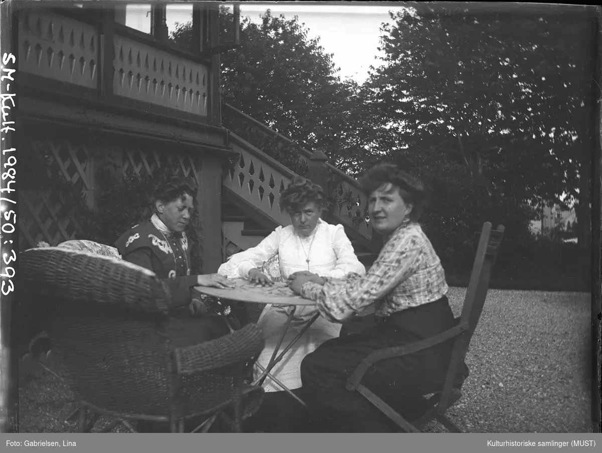 Tre kvinner ved et hagebord utenfor Breidablikk. Fra venstre ukjent kvinne, Olga Berentsen og Karoline Berentsen.