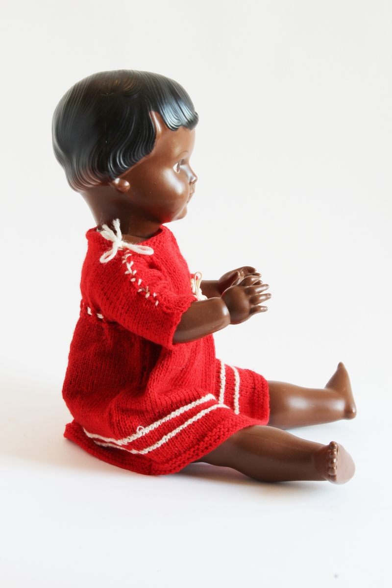 Siste eir: Gerd Berit Lie.

Dukken er mørkhudet med svart hår og brune øyne. Dukken ble vunnet på basar av moren til Gerd Berit, Elise, i ca 1960/61. Moren vant denne dukken samt en "baby-dokke" (KMR.3442).