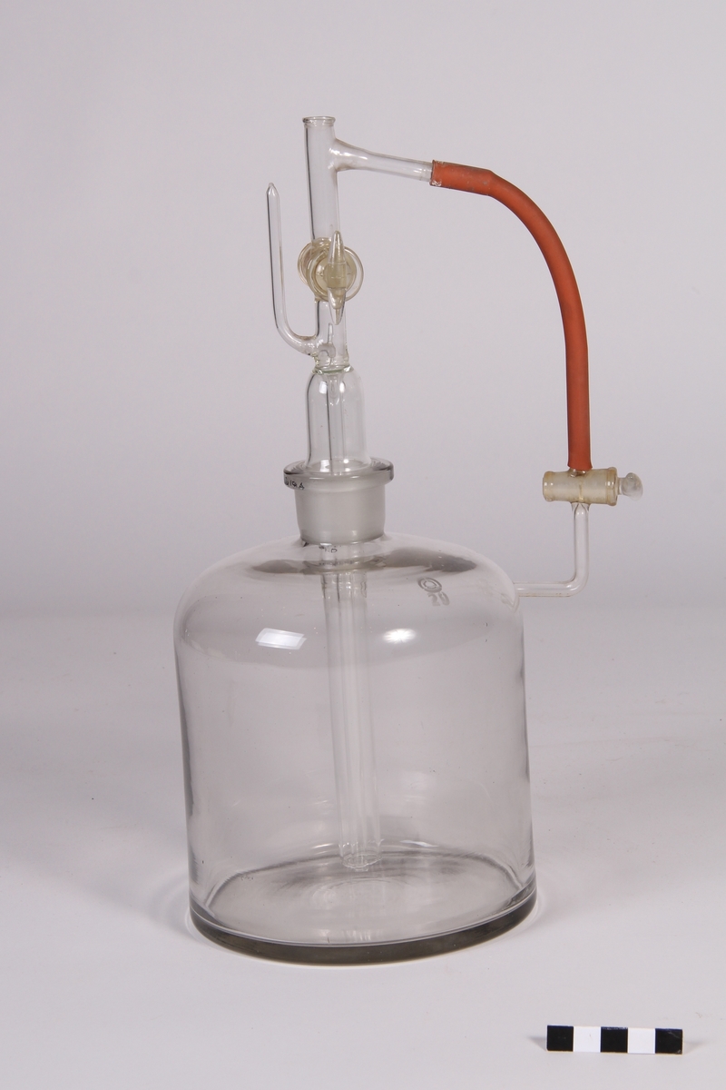 Stort glass til kjemiske løysinger med ventilar.