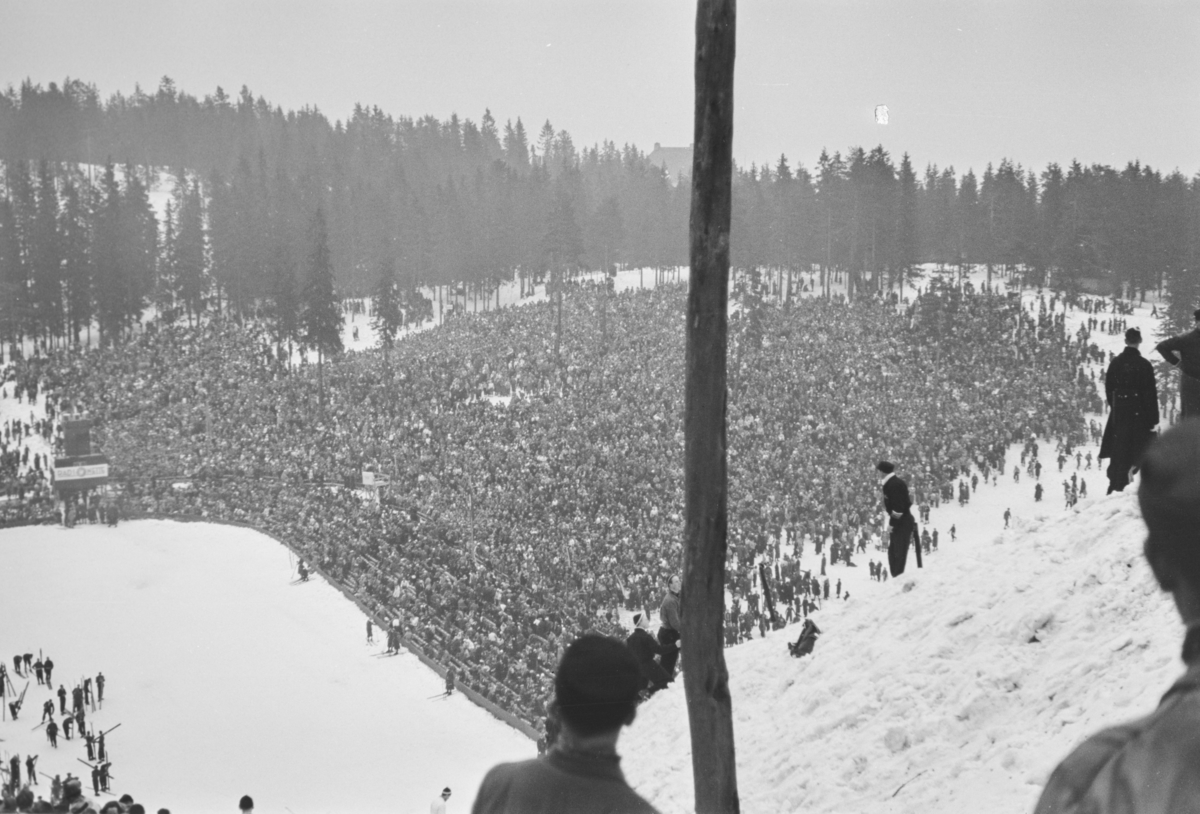 Holmenkollrennet 1939. Utsikt fra tribunen mot Besserudtjernet og publikum.