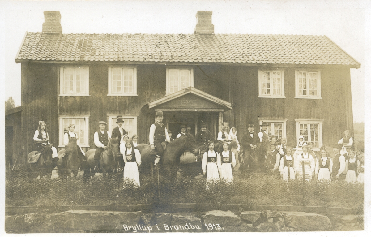 Bryllaupsopptog framom bygningen i Augedal, 1913.