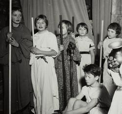 Barn framfører julehistorien på juletrefesten til Jonas Øglæ