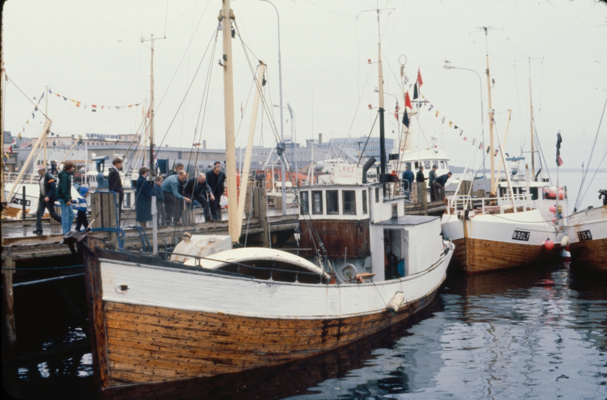 Fiskebåter og kunder ved "Honnørbrygga" i Harstad.