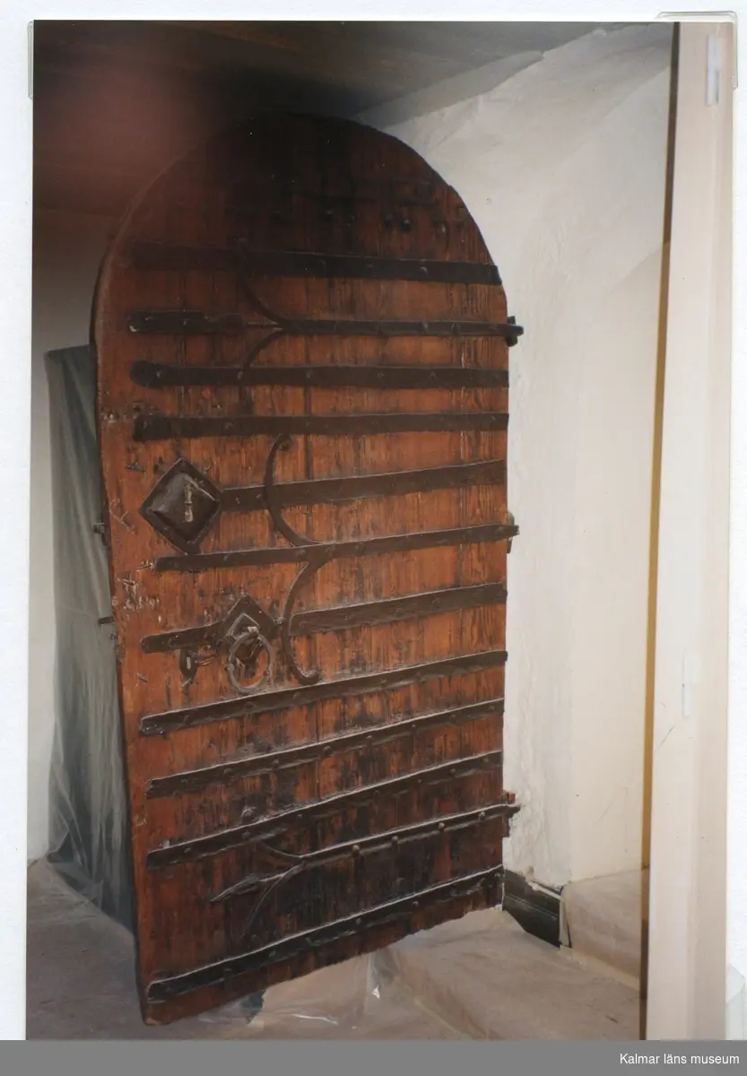 Dörr med järnbeslag på Tveta kyrka, från 1200-talet.