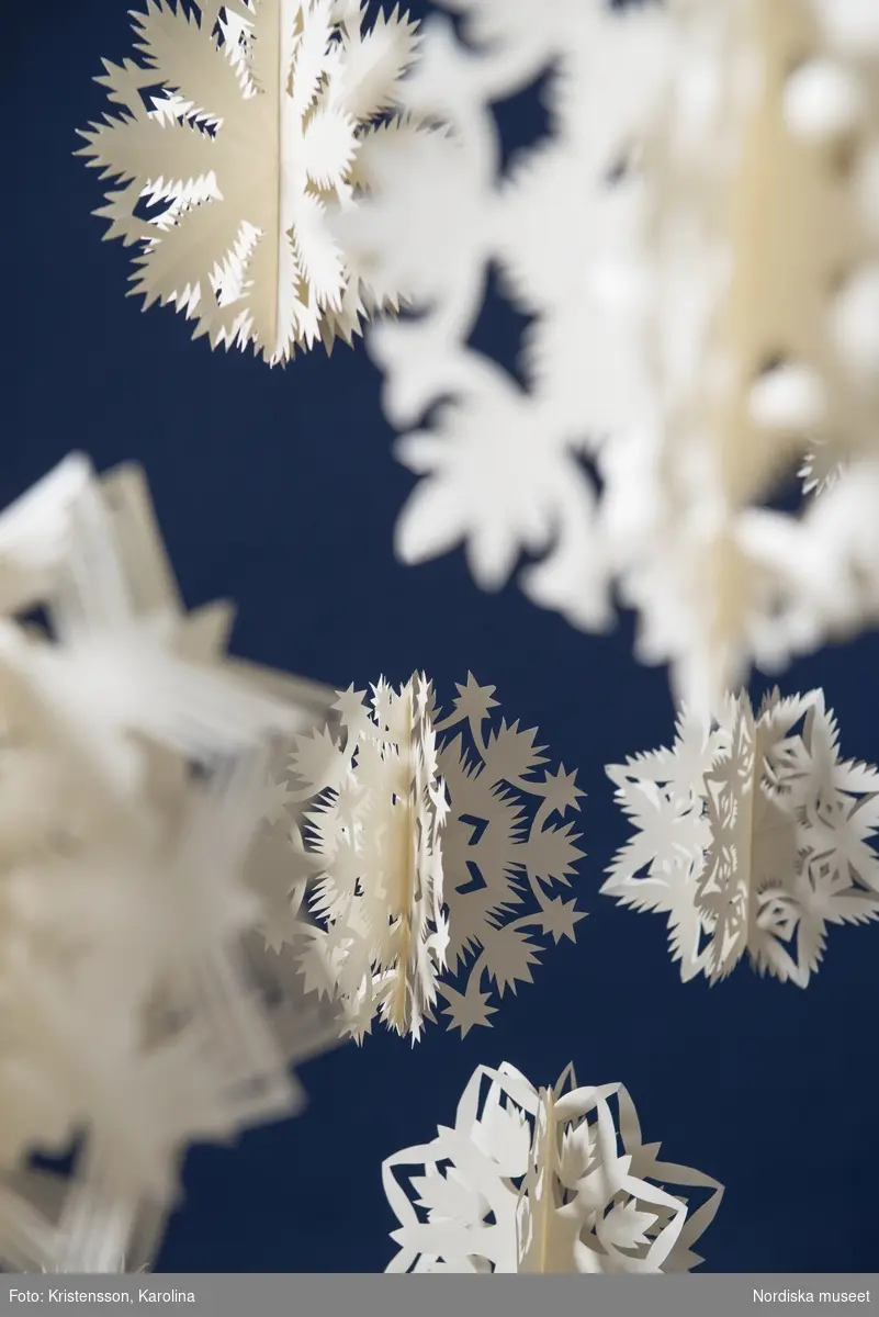 Snöstjärnor av papper, dekoration till julgranen på Nordiska museet 2016, tillverkade av Lena Nilsson