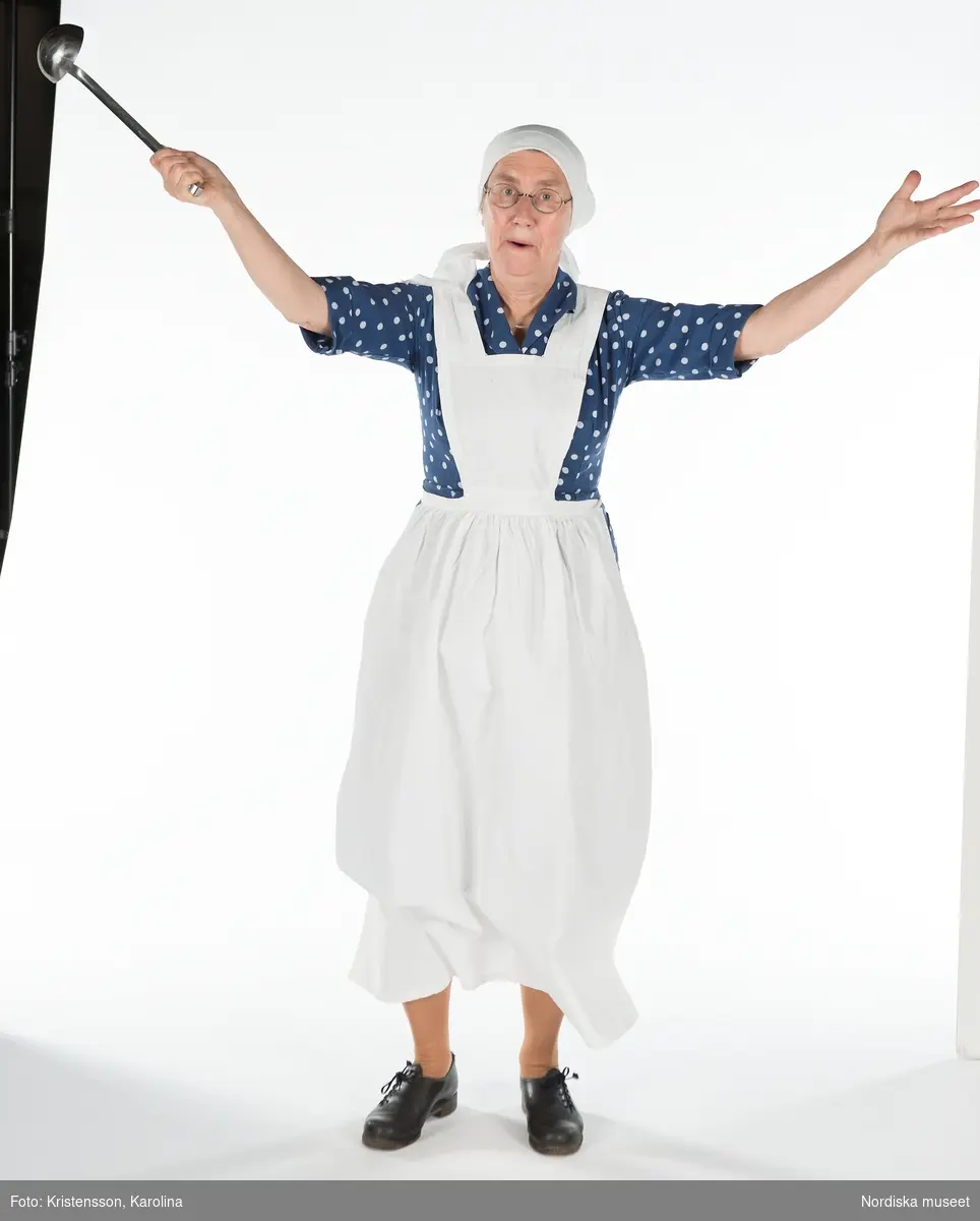 Christina AraskogToll utklädd till "Husmor". Fotograferad i projekt "Skapande skola" med barn och lärare i Skogås skola