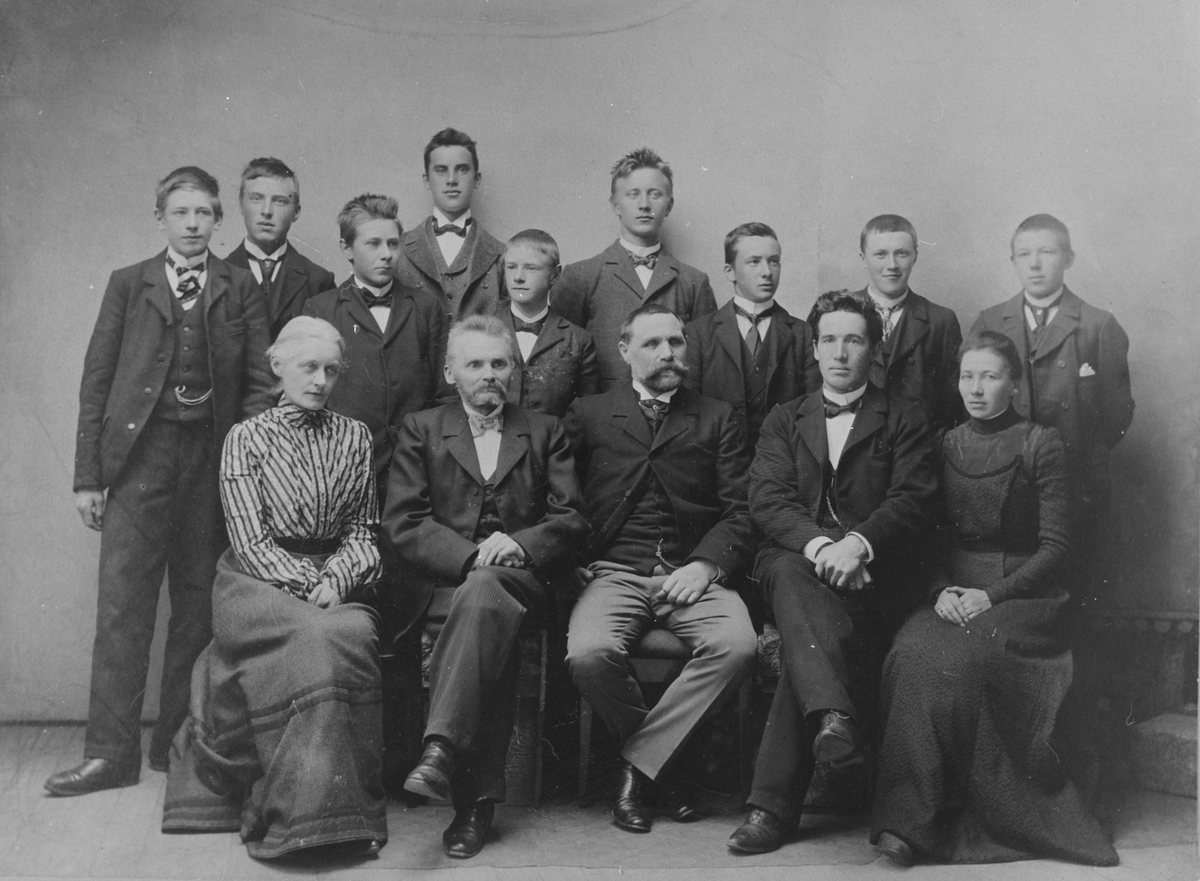 Elever og lærere ved middelskolen på Røros 1903