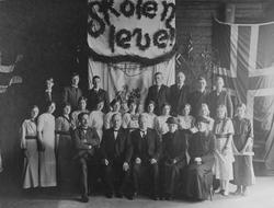 Elever og lærere ved Røros Middelskole, 1915