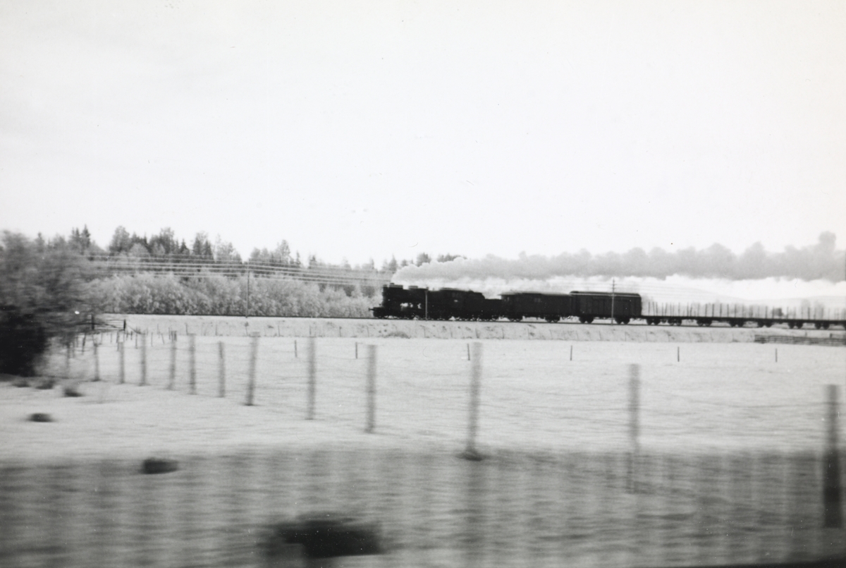 Damplokomotiv type 26c 433 med godstog på Solørbanen.