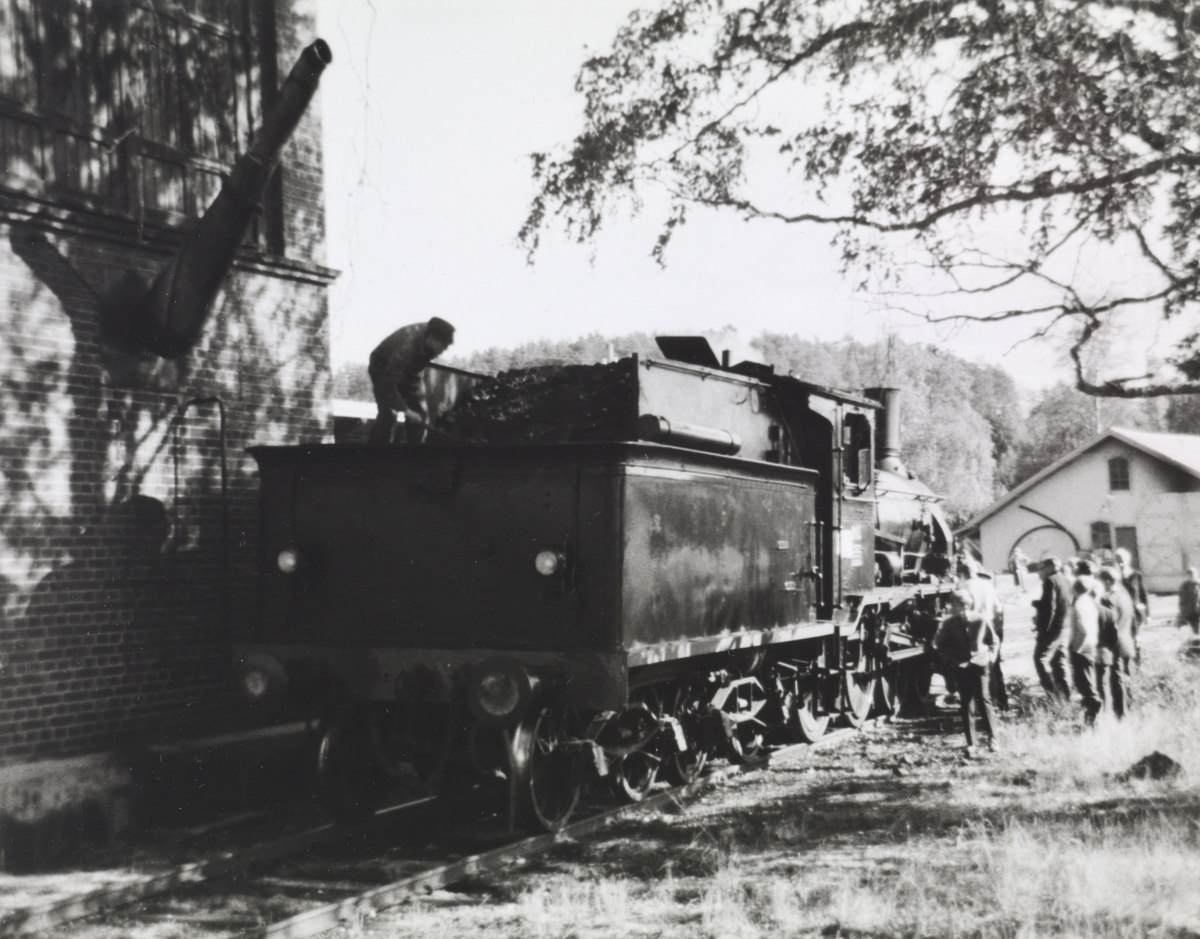 Damplokomotiv 18c nr. 245 ved vanntårnet på Krøderen stasjon.