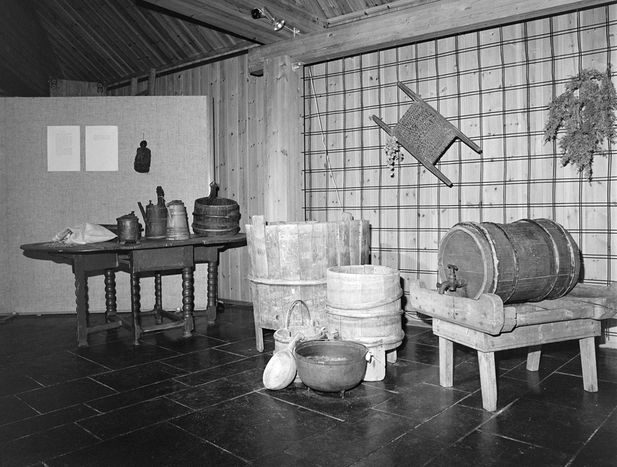 Hedmarksmuseets aula, julemesse, juleutstilling, 1986.  Storhamarlåven. Ølbryggingsutstyr.