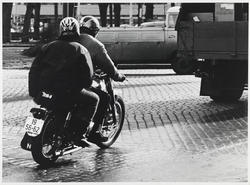 To mennesker på en BSA motorsykkel