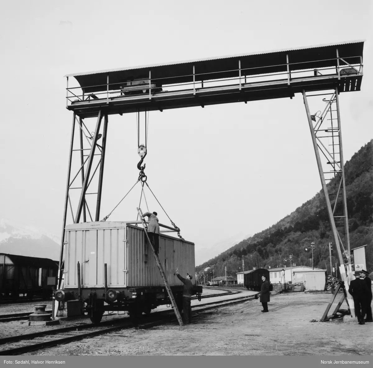 Lasting av container på Tl4-vogn med portalkranen på Åndalsnes stasjon
