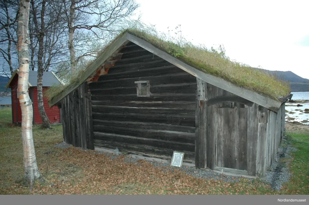 Sjøbua er et gammelt naust, som står nede ved fjæra på Bygdetunet. Bygget har et laftet  hovedrom med svaler og forgang  i reisverk. Laftet er sekskantlaft. Ytterveggene er laft i nordveggen og svalene er bordkledd med eldre umalt panel. Panel er av typen som smitt´ – fallende bredder. Syllmur (tørrmurt natursteinsmur). Et lite vindu i den laftede delen av nordveggen. Innvendig gulv er av tre, og i bua er gulvet orginalt.

Taket er bærende konstruksjon sperretak med liggende tro. En del eldre trobord bevart. Taktekket er torv på plast.  Takkroker av jern, moderne type med dekor. Torvhall og vindskier av rettkantet virke. Never på kanten.

Bygget er satt opp nede ved fjæra på flatt underlag.