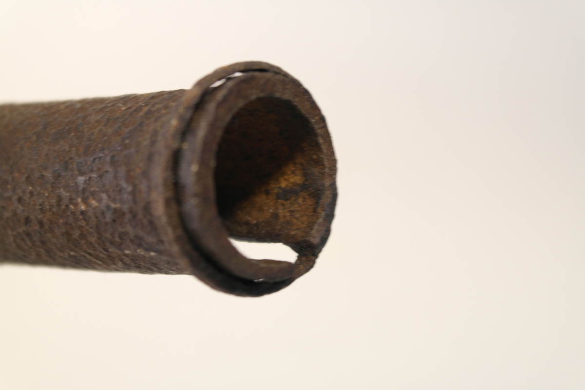 Stålbajonett. Støpt med trekantet tverrsnitt. Holk øverst.