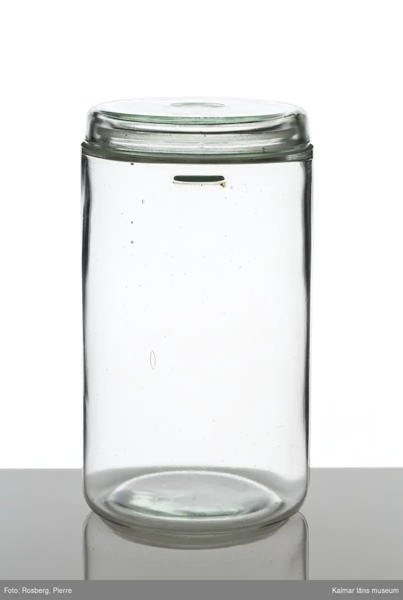 KLM 28910, Konserveringsglas, av glas. Volym, 1 1/2 liter. Konservglas med lock. Rak modell. På locket märkt, A.G. och tre kronor. I botten märkt, KOSTA 1 1/2 lit.