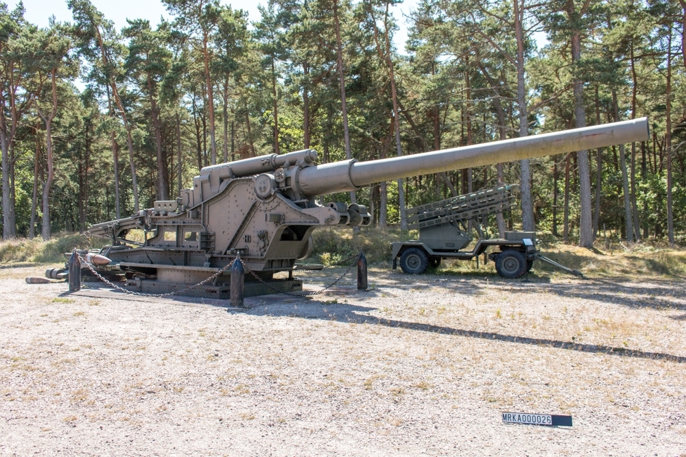 Allmänt:
Transporterades i tre enheter; bädden (14 ton), lavett (16 ton), eldrör (17 ton)
Cylinderskruv med konsolluckans vridningsaxel placerad långt från kärnlinjen samt utfasning på skruvens högra sida för att komma in i eldröret vid insvängning.

Data:
Max skottvidd:  
Ammunition; pansargranat m/43, halvpansargranat m/43, spränggranat m/43
Laddning 1   17 600 m 
Laddning 2   21 900 m
Laddning 3   30 000 m
Projektilvikt:  135 kg
Utgångshastighet: 
Laddning 1:  550 m/sek 
Laddning 2:  650 m/sek
Laddning 3:  800 m/sek
Eldhastighet:  2 till 3 skott/min
Sidriktning:  360 grader
Bemanning: 30 man med förare