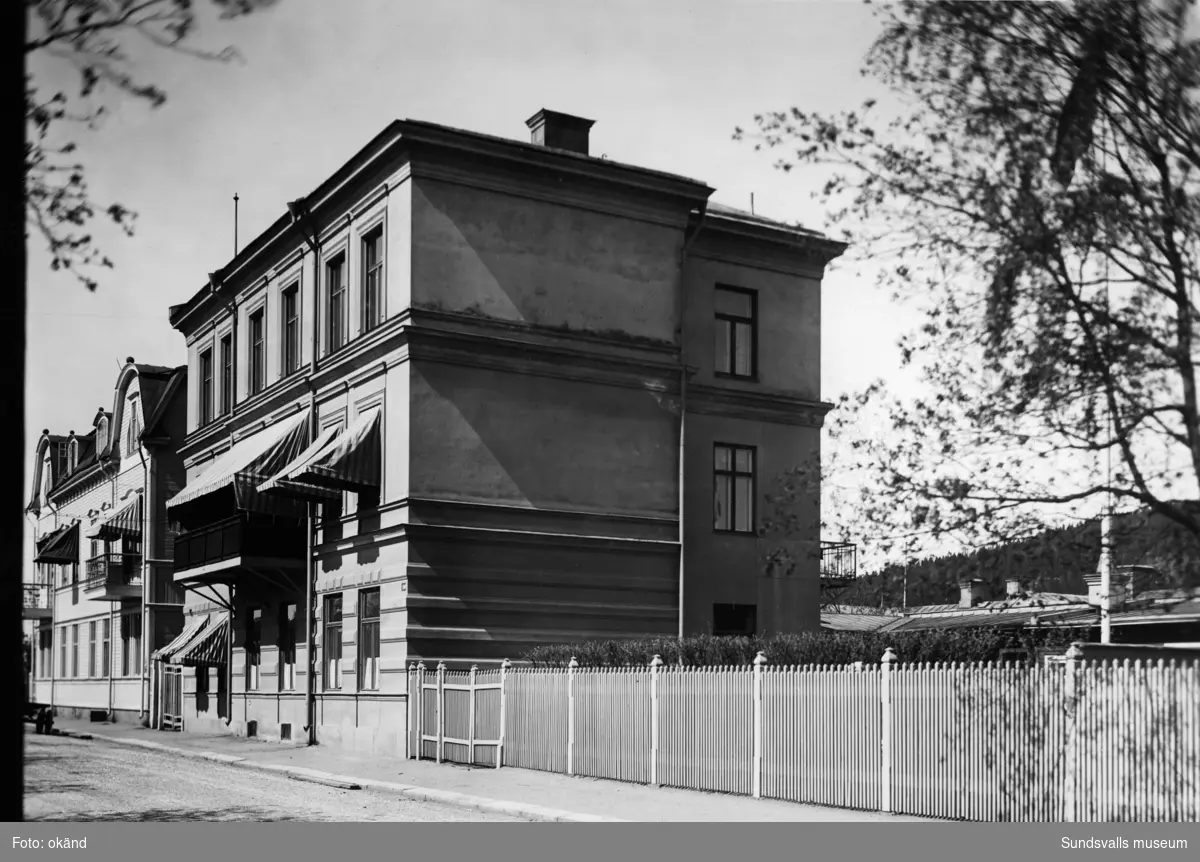 Vita Bandets lokal på Norra Tjärngatan 4. Där bedrevs mellan 1928 till 1971 husmoders- och barnsköterskeutbildningar och ett spädbarnshem samt lekskoleverksamhet (Kindergarten).
