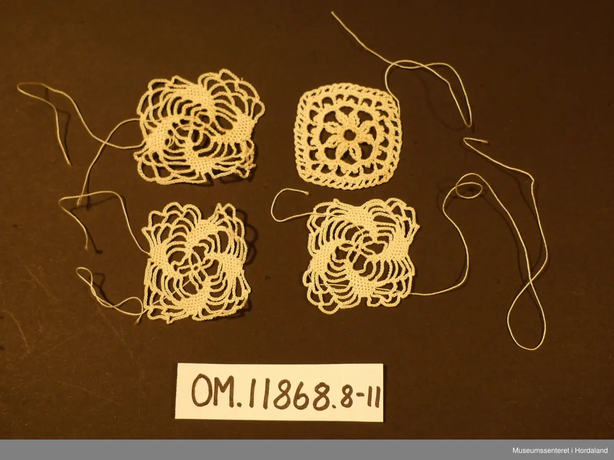 Uferdig arbeid, 2 lommedukar har hekla kant, i den eine er det og felt inn eit heklamotiv i eine hjørna, 4 tøystykke er berre klipte til, 4 motiv er ferdig hekla, klare til innfelling. I tillegg er det med 1 nøste hekleganr.
heklamotiva er firkanta, ca.3,5 x 3,5 cm