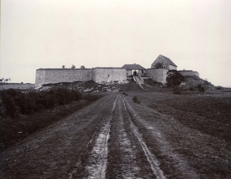 Fredrikstad. Østsiden. Kongsten fort. Fortet ligger cirka 1/2 kilometer øst for Festningsbyen og er forbundet med denne ved den Dekkede vei. Fortet ble oppført i 1680-årene på en ensom klippe, Galgeberget, som tidligere var rettersted. Porten på toppen av en høy trapp bærer årstallet 1685 og en kronet C for Christian V. Kongsten har flere underjordiske rom, portkurtine med vaktrom, provianthus, brønnhus og kommandantbolig. Kongsten fort er fredet som kulturminne. (Kilde: Fredrikstad byleksikon). Den dekkede vei var beskyttet med voller og vanngraver på begge sider. Den er nå gjennomskåret av Heibergs gate.