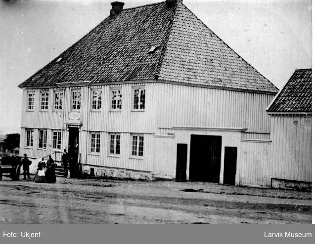 Hus, apoteket Ørnen, torget i Larvik.