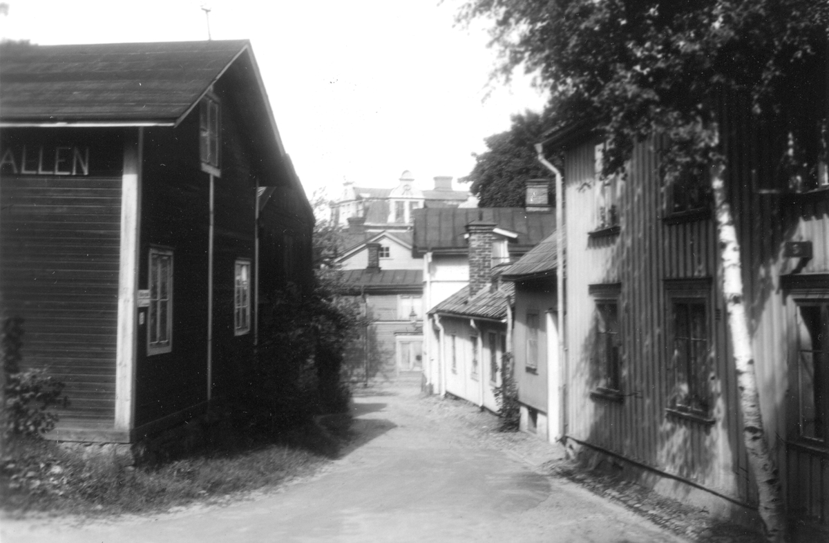 Gamla Gävle på Söder, Kälarlgränd mot norr. Auktionshallen till vänster.