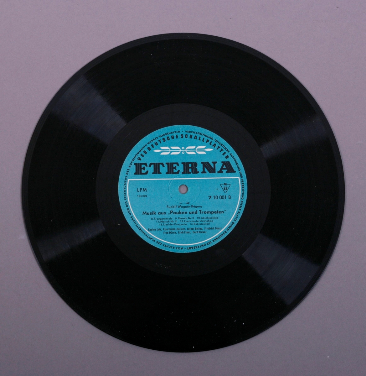 Grammofonplate i svart vinyl og dobbelt plateomslag i laminert papp. Plateomslaget har en "lomme" for plata, og er sydd på baksiden. Plata ligger i en plastlomme.