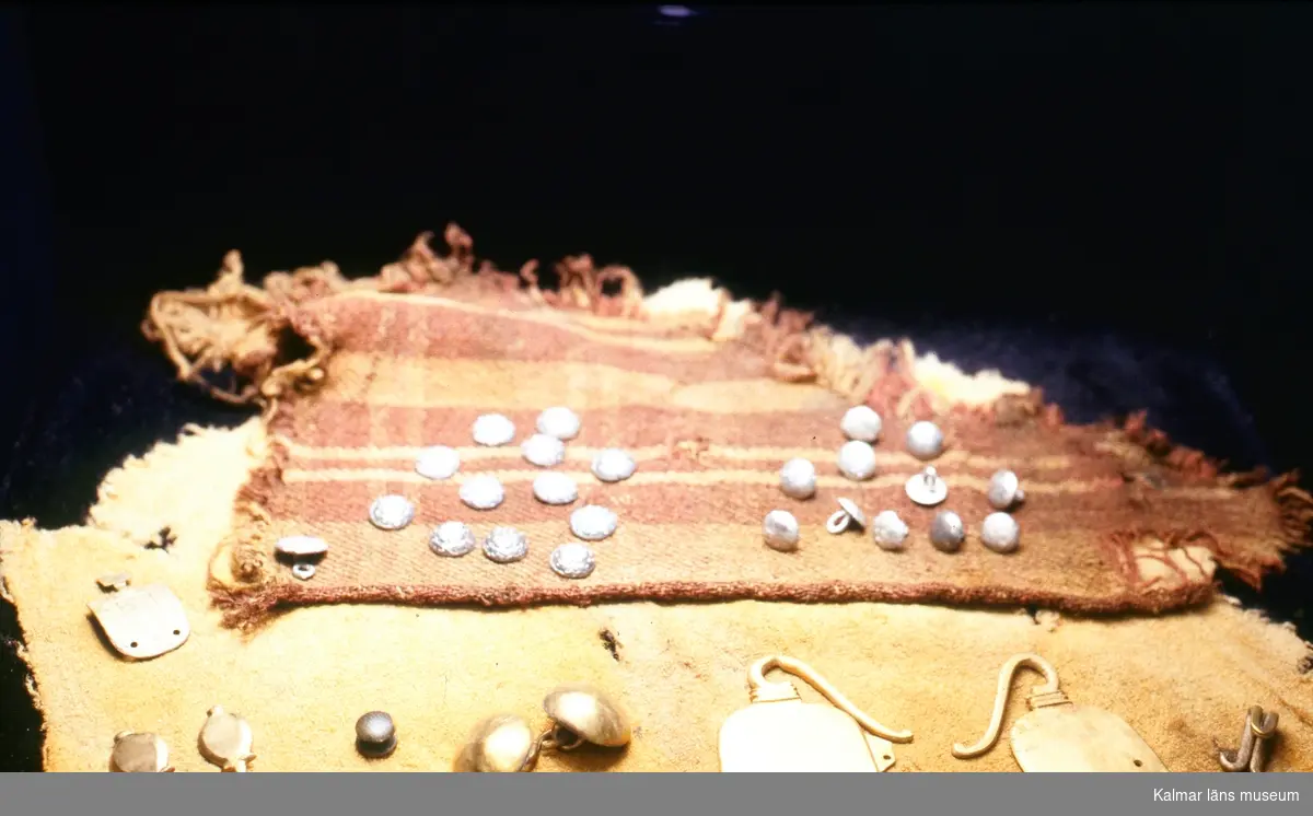 Från Kronanutställningen på Kalmar slott.

Flera hundra textilfragment och ett antal knappar i olika material har hittats i vraket efter Kronan.

Uppgiften hämtad ur boken "Regalskeppet Kronan".