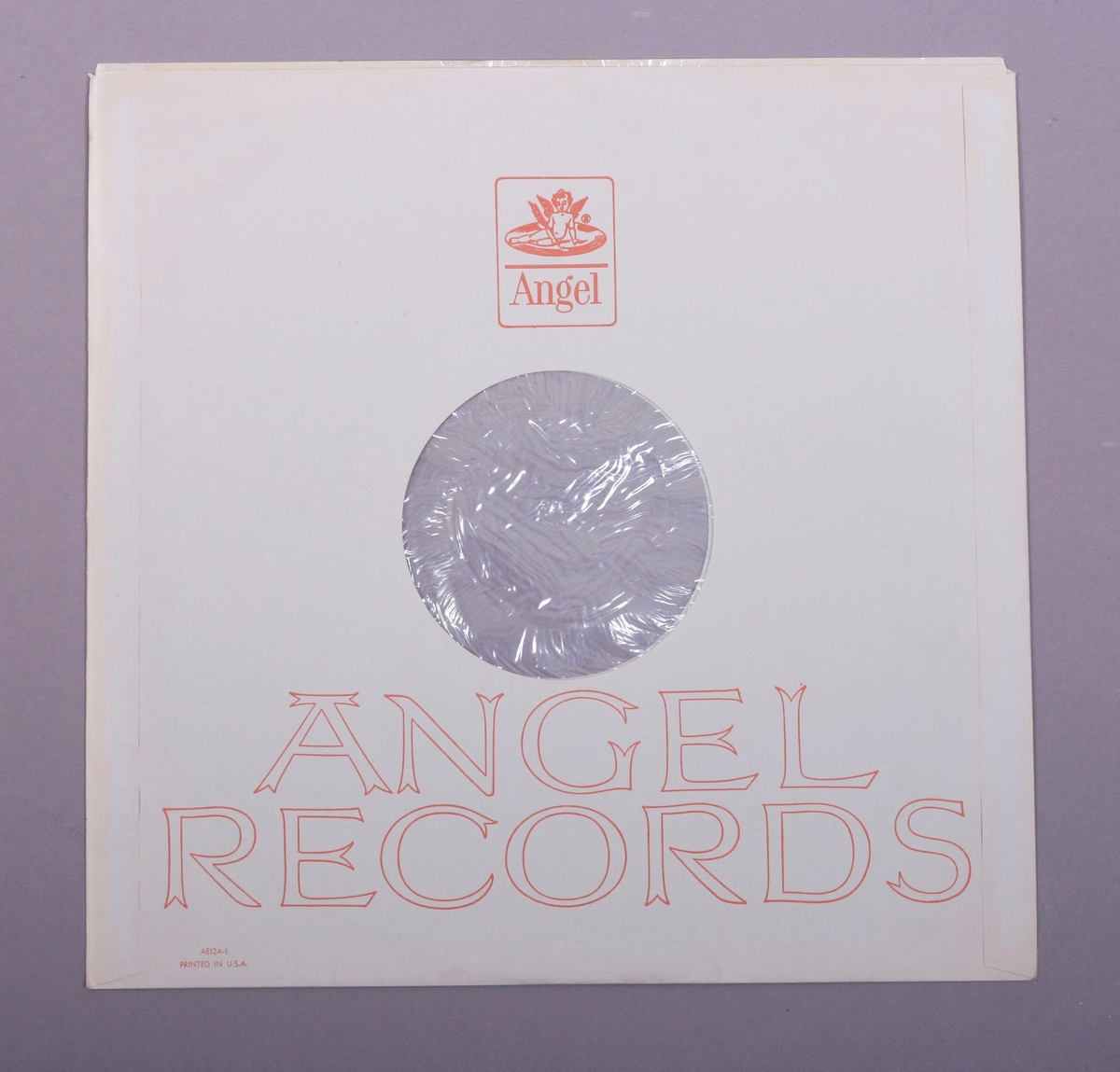 Grammofonplate i svart vinyl og plateomslag i papp. Plata ligger i en uoriginal plast- og papirlomme merket "Angel Records".