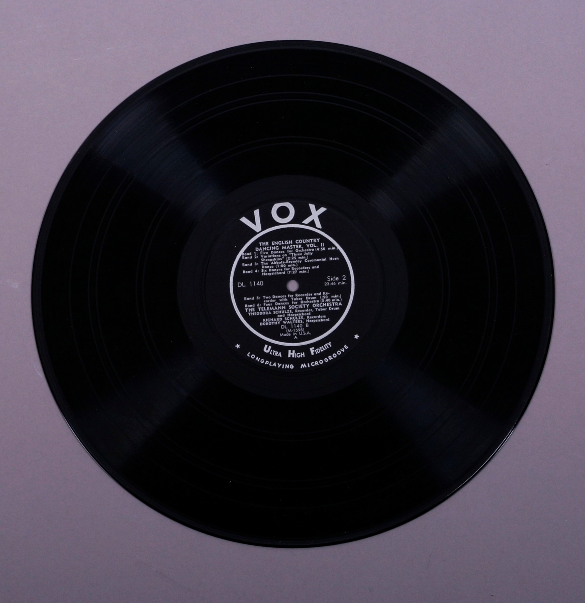 Grammofonplate i svart vinyl og dobbelt plateomslag i papp.