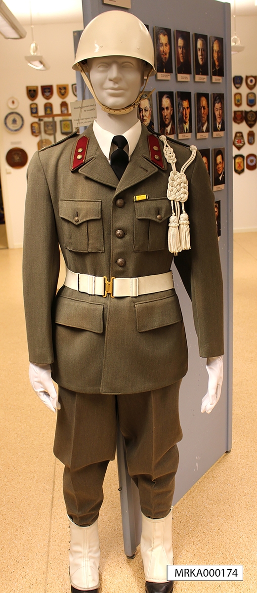 Till daglig dräkt, uniform m/1942, fogades vita damasker, vit hjälm, vit livrem, vita vantar samt axelprydnad.
