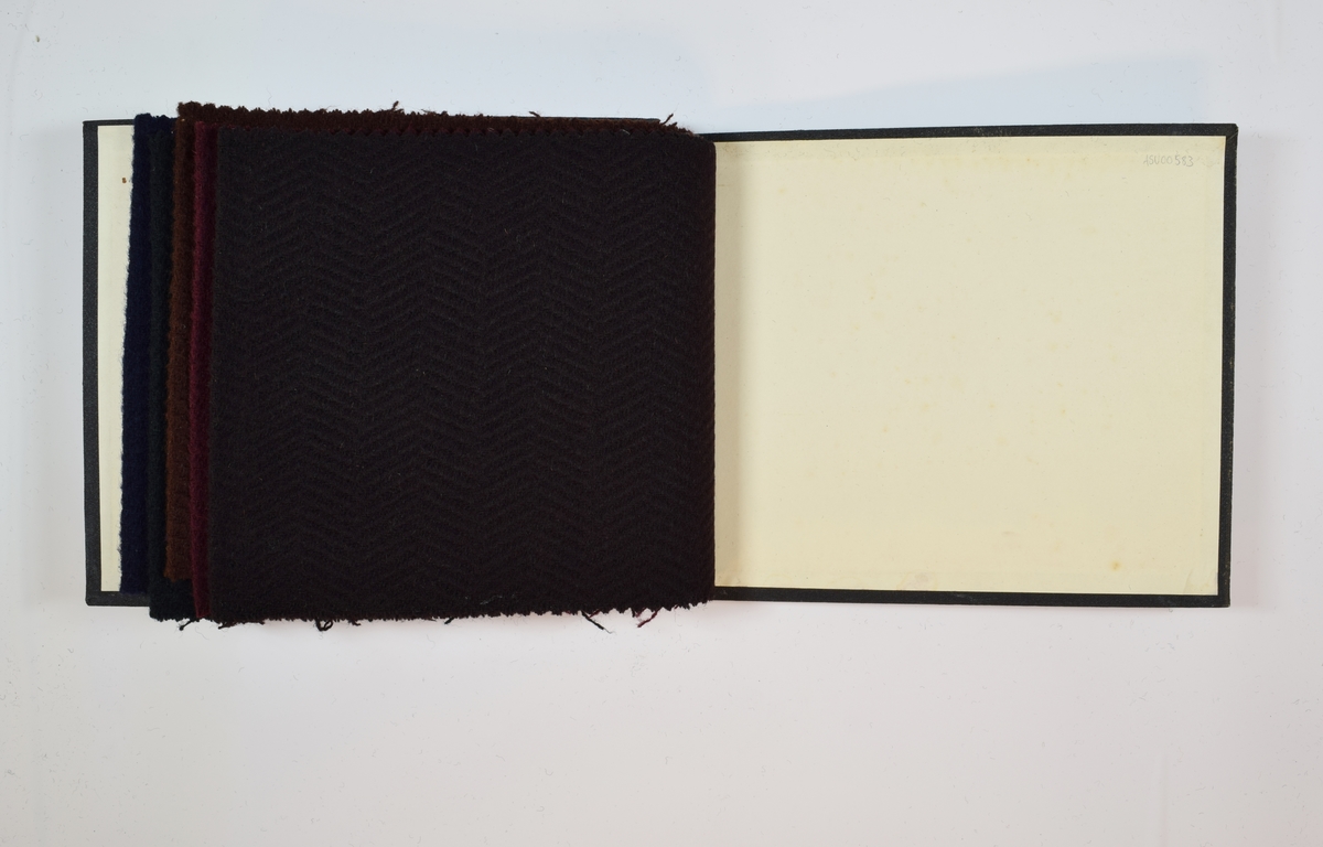 Rektangulær prøvebok med 5 stoffprøver og harde permer. Permene er laget av hard kartong og er trukket med sort tynn tekstil. Boken inneholder middels tykke ensfargede stoff med fiskebensmønster i veven. Stoffene har en liten grad av relieff på forsiden, mens baksiden er helt plan. Fargene varierer mellom stoffene, men vevmønsteret er det samme. Stoffene ligger brettet dobbelt i boken slik at vranga dekkes. Stoffene er merket med en rund papirlapp, festet til stoffet med metallstifter, hvor nummer er påført for hånd.  Innskriften på innsiden av forsideomslaget viser at alle stoffene har kvalitetsnummer 1943. 

Stoff nr.: 1943/1, 1943/2 1943/3, 1943/4, 1943/5.