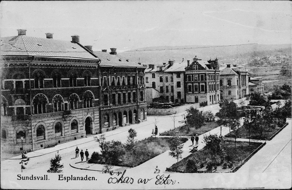 Vy mot kv Vesta och kv Mars vid Östra Esplanadgatan. Den inhängnade tomten i kv Mars är skall den kommande Svea-Teatern byggas som stod färdig 1912. Vykort.