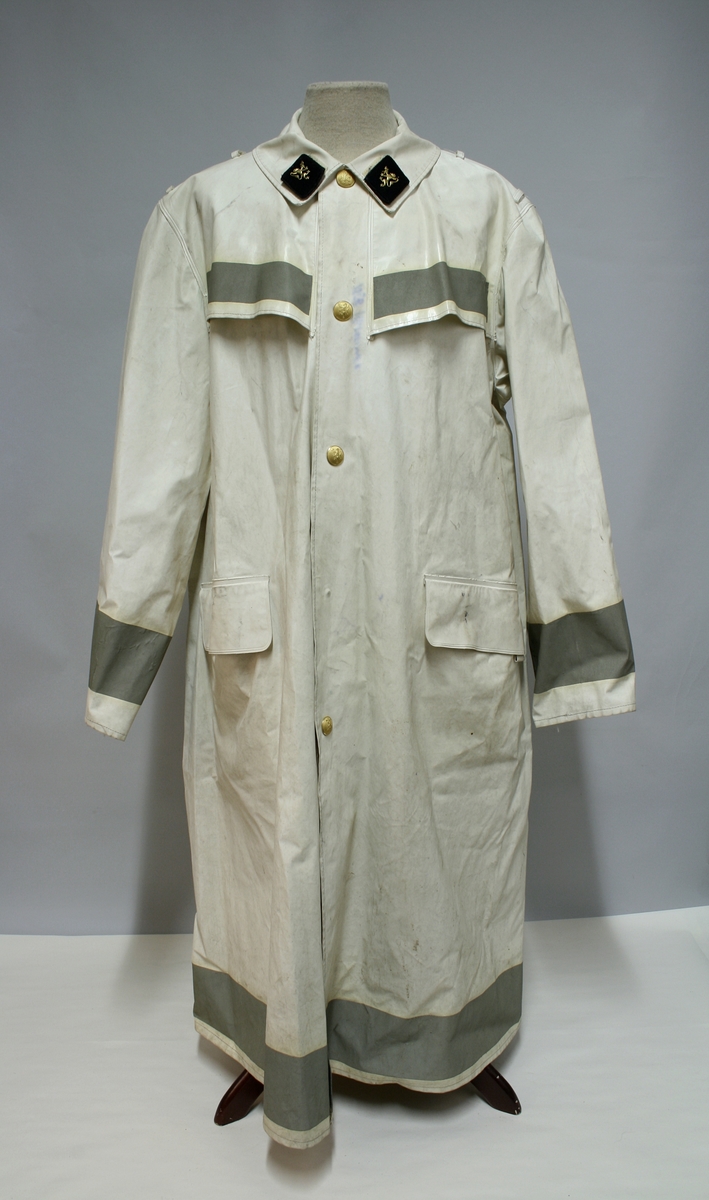 Enkeltkneppet frakk med refleksstriper, kragespeil og hekter med skulderklaffer.