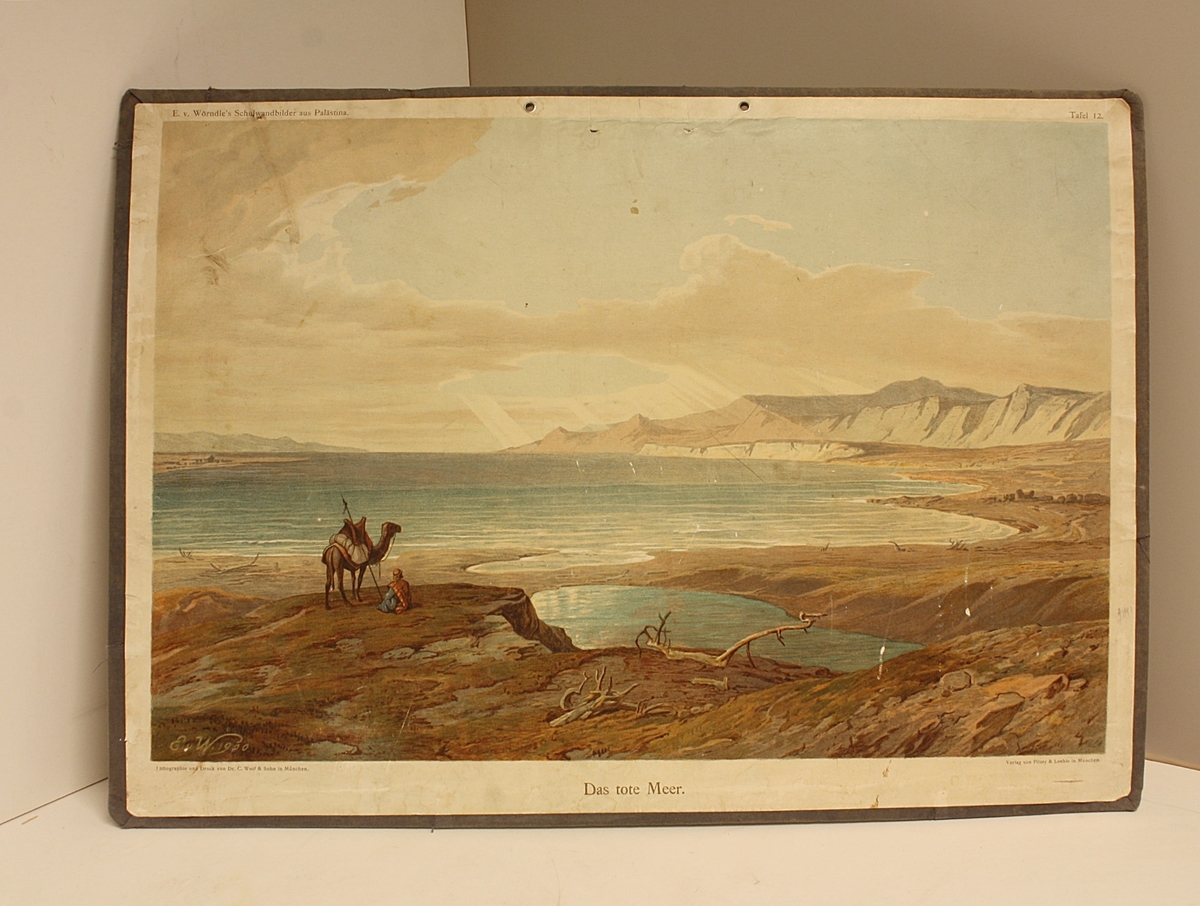Rektangulær plakat. Viser utsikt over Dødehavet. En mann sitter med sin kamel og ser utover havet.