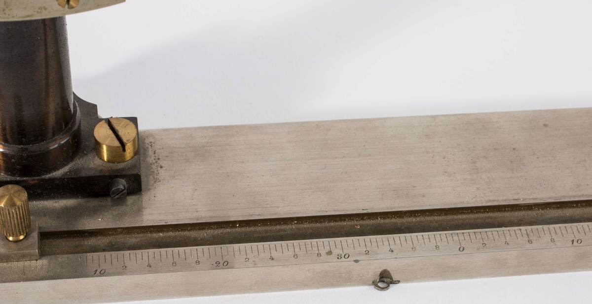 KIKKERT I MESSING PRODUSERT AV "FR. J. BERG, STOCKHOLM.
8891".