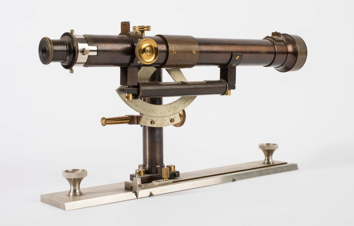 KIKKERT I MESSING PRODUSERT AV "FR. J. BERG, STOCKHOLM.
8891".