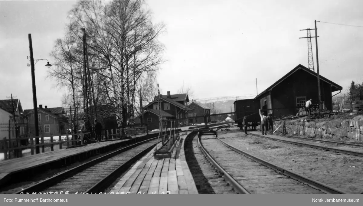 Elektrifisering Drammen-Kongsberg : åkmontasje på Skollenborg stasjon