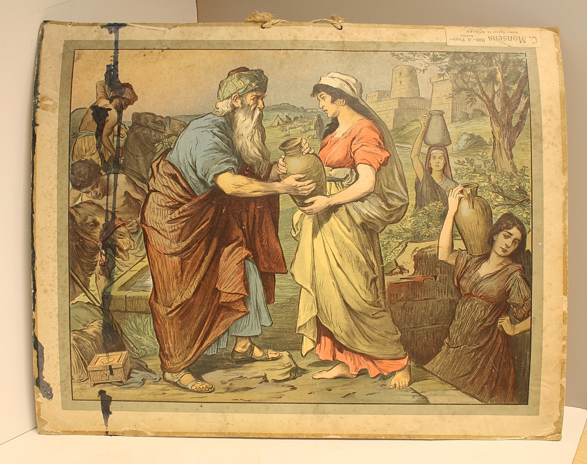 Rektangulær plakat. To personer i forgrunnen. Eldre mann, yngre kvinne og en krukke. Fire i bakgrunnen. Kameler, sauer, telt og borg i bakgrunnen. Blått blekksøl på venstre side.