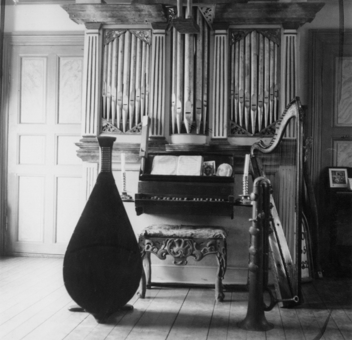 Bildet tatt mot "Ladeorgelet" med montasje av en cecilium (til venstre), ophicléide og en harpe (til høyre).