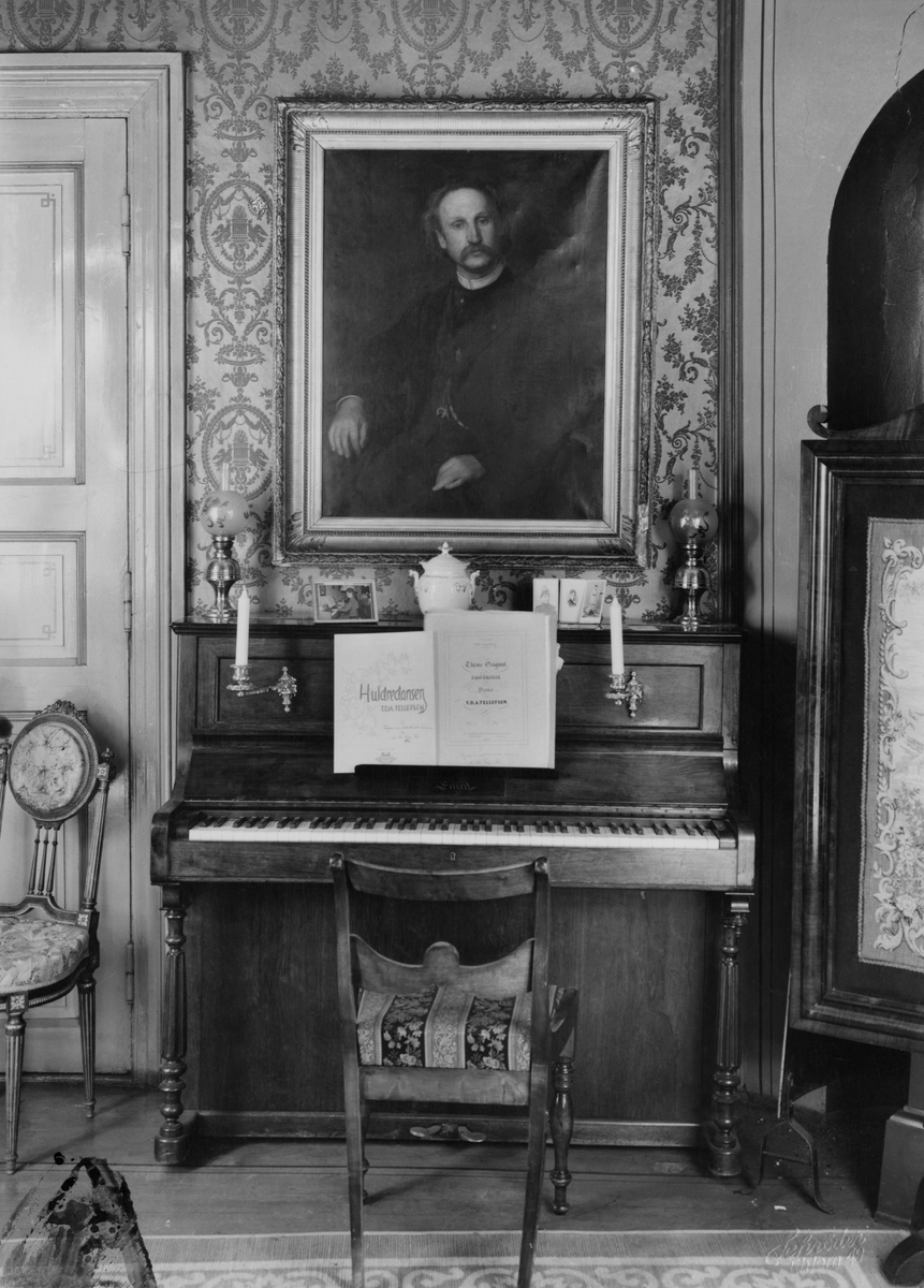 Opprettstående piano signert Erard, Paris ca. 1855-60. Portrettet over instrumentet forestiller pianisten og komponisten Thomas Tellefsen.