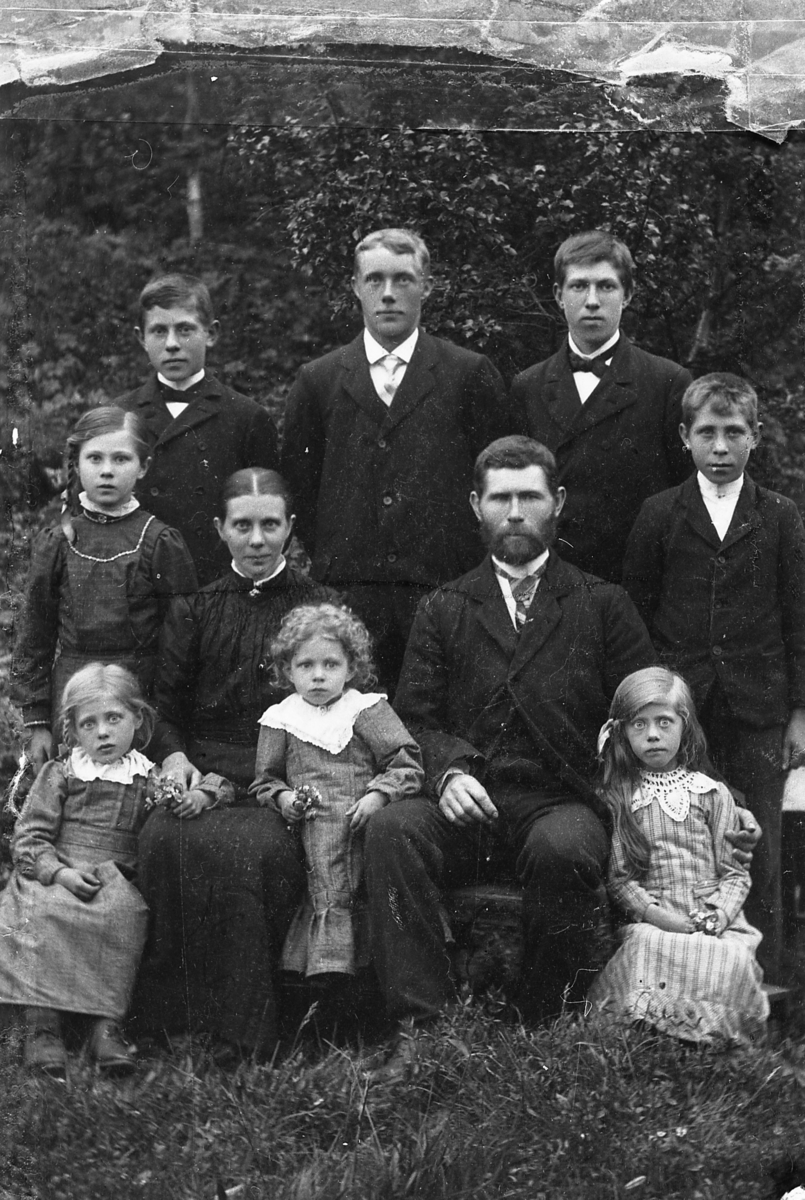 Jakobine og Edvart Jensen med sine barn.  Gunnarheimen i Vangsvik ca 1910