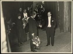 Reidar Otto overrekkes blomster av Erling Drangsholt.