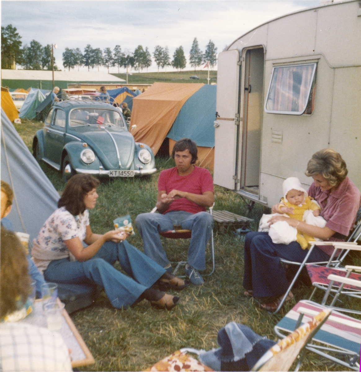 Camping med telt og campingvogn. BUL stevne 1975. Hvam Landbruksskole ...